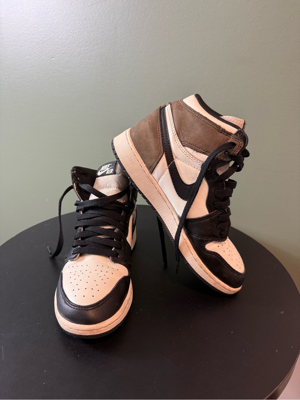 Nike Air Jordan 1 Mid youth Sneakers in Brown and Cream